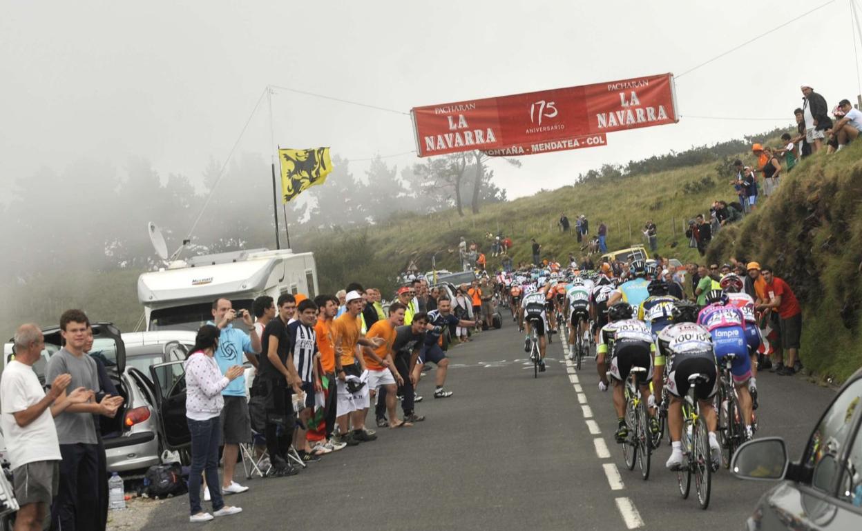 El pelotón de la Clásica de San Sebastián corona Jaizkibel, que ya se subió en el Tour de 1992 y volverá a ascenderse en 2023. 