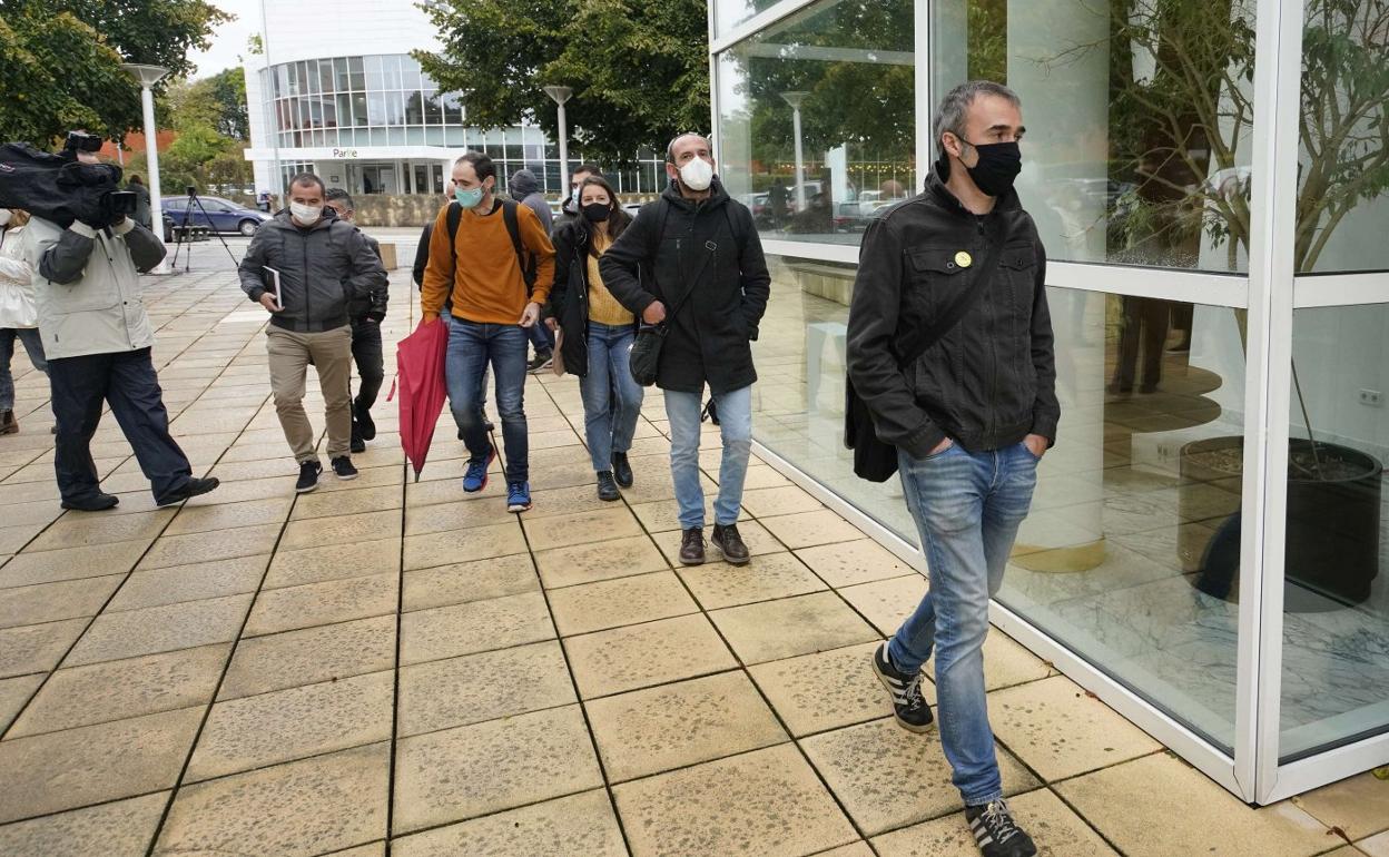 Delegados de ELA acceden a la sede de Adegi durante la negociación del convenio del Metal en 2020. 