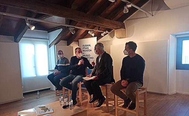 Carlos Olaetxea, Xabier Alberdi, Daniel Zulaika e Ion Irurzun durante la presentación en Euskal Itsas Museoa.