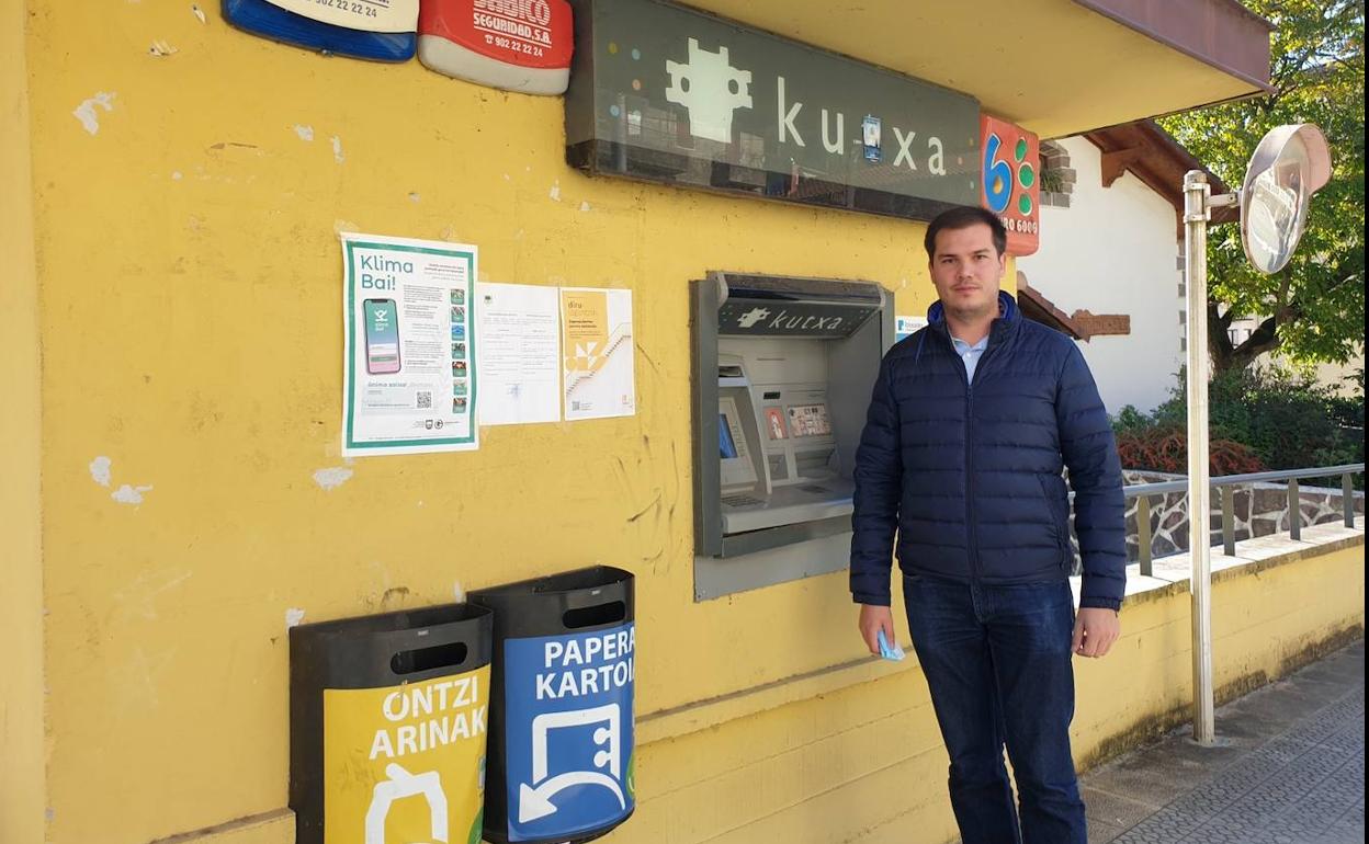 El alcalde de Berrobi, David de Miguel, junto al cajero.