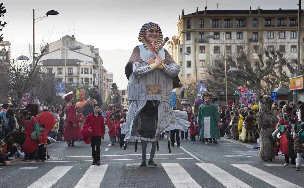 Tutankamon. Zanpantzar y su comitiva iban al frente del desfile de Carnaval en Irun, en 2020.