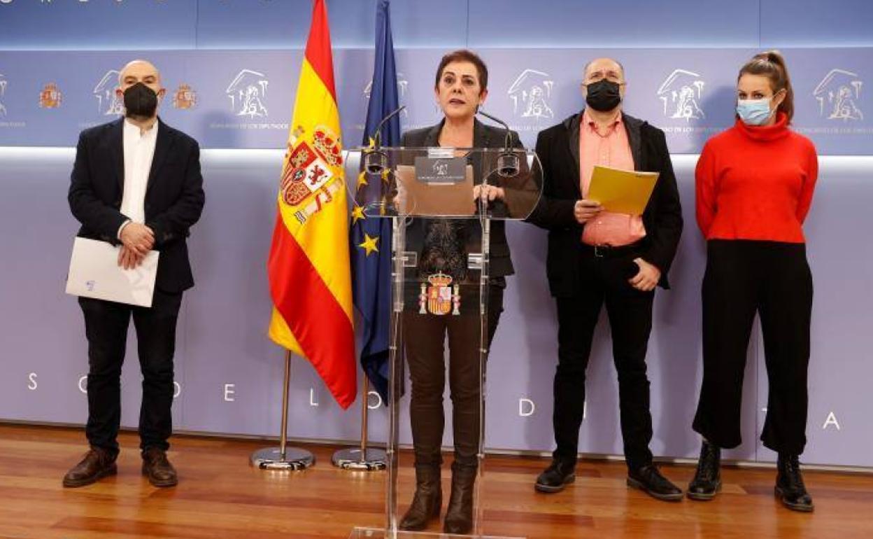 Néstor Rego (BNG), Mertxe Aizpurua (EH Bildu), Jordi Salvador (ERC) y Mireia Vehí (CUP), leen el manifiesto conjunto este jueves en el Congreso. / 