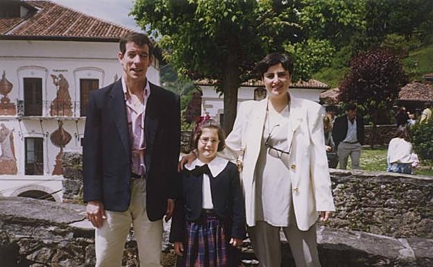 Eugenio Olaciregui y Coro Villarta con su hija mayor, Ainara, en una foto del álbum familiar. 