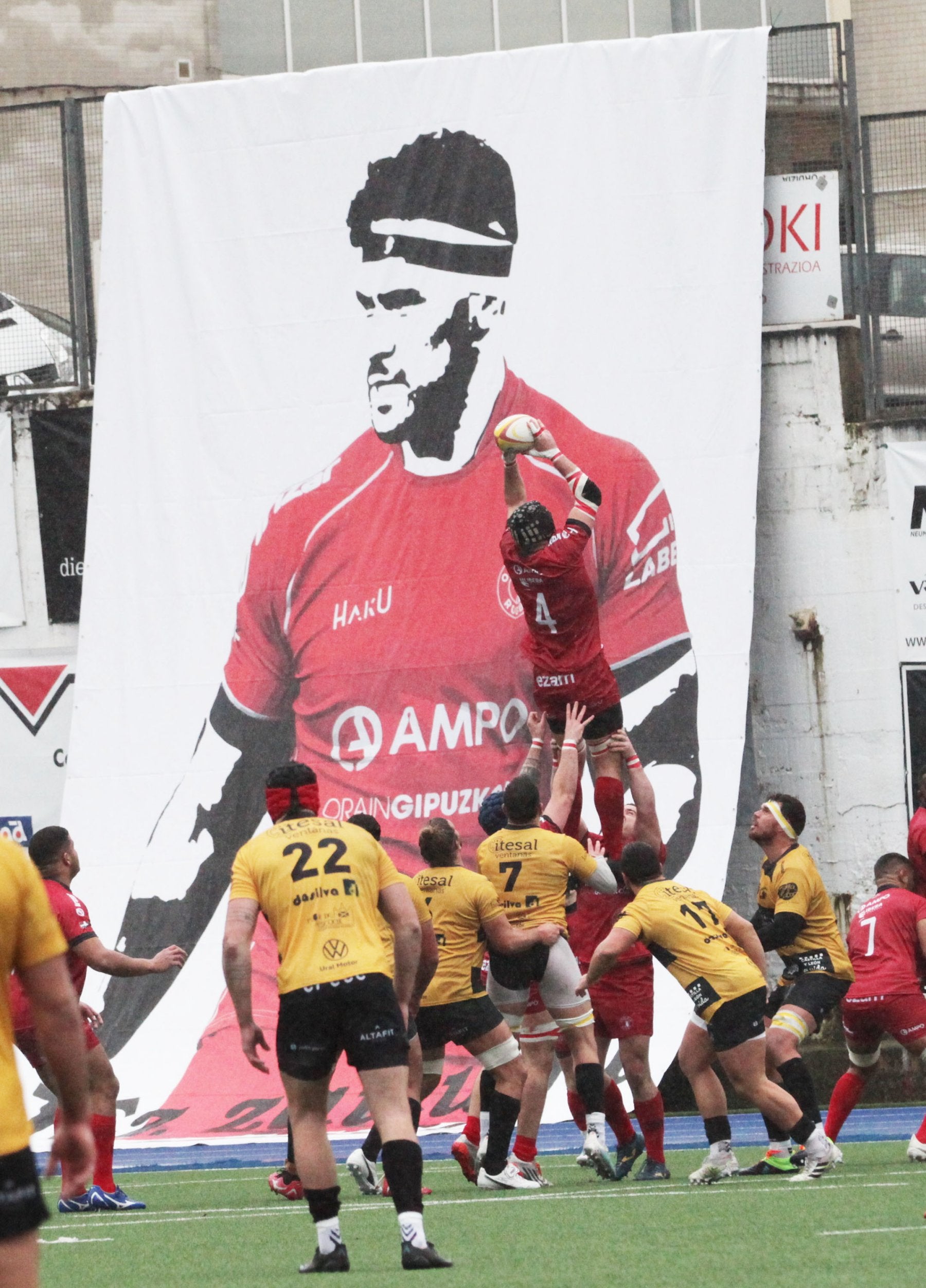 El Ordizia gana una touche en Altamira ante el mural de Leauma. 