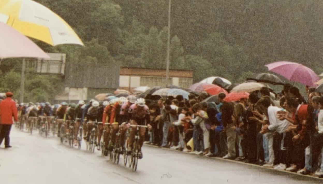 El Tour a su paso por Beasain, el 5 de julio de 1992, abriendo carrera iban dos de la Once, uno de ellos Xabier Aldanondo. 