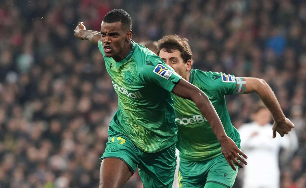 Isak celebra uno de sus goles del histórico partido copero del Bernabéu. 