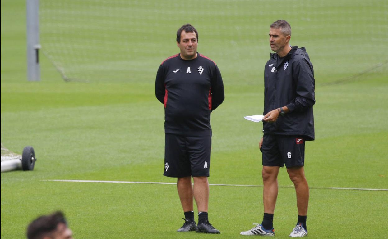 Gaizka Garitano junto a Andoni Azkargorta en el entrenamiento del Eibar