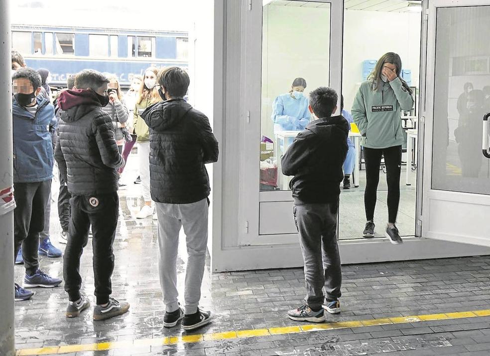 La extensión del pase covid hadejado en el limbo a miles de jóvenes con una dosis que se hancontagiado en la sexta ola. LOBO 