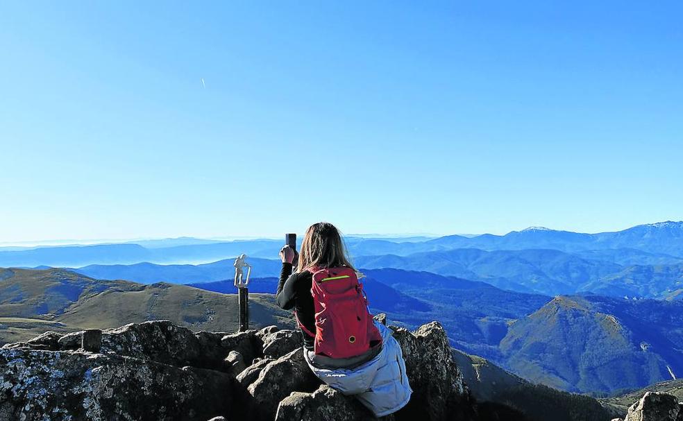 Esas espectaculares vistas con un precioso cielo azul nos compensa el esfuerzo que supone subir a Larrunarri.