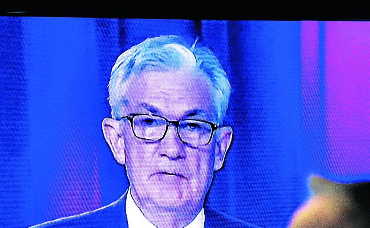 Un analista escucha al presidente de la Reserva Federal. 