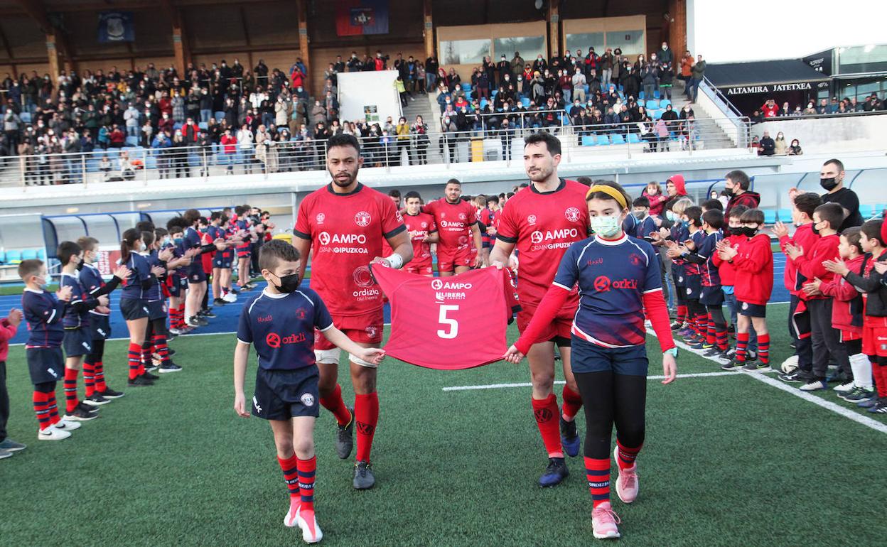 Los jugadores del Ampo Ordizia homenajean al compañero fallecido hace unos meses, Kawa Leauma 