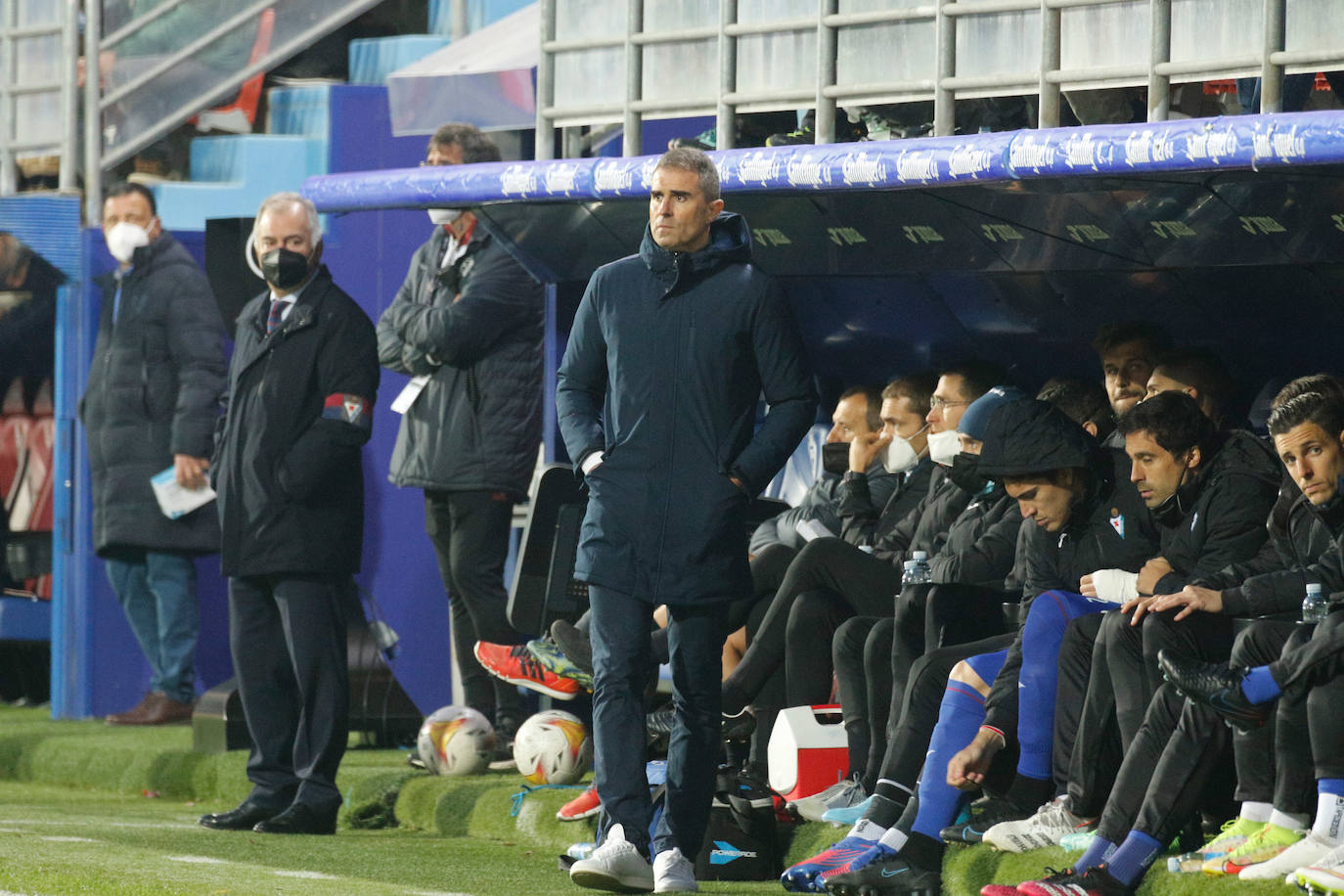 Gaizka Garitano sigue las incidencias del partido desde la banda de Ipurua.