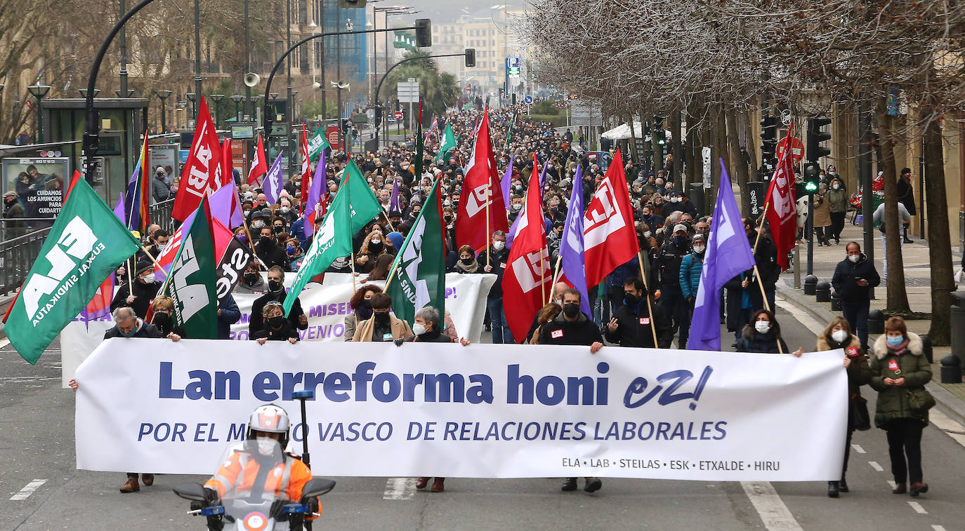 Fotos: Clamor en las capitales vascas en contra de la reforma laboral