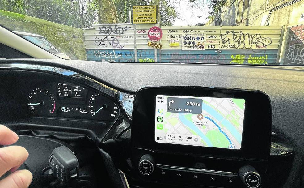 Calle Mundaiz en dirección a la Universidad de Deusto.