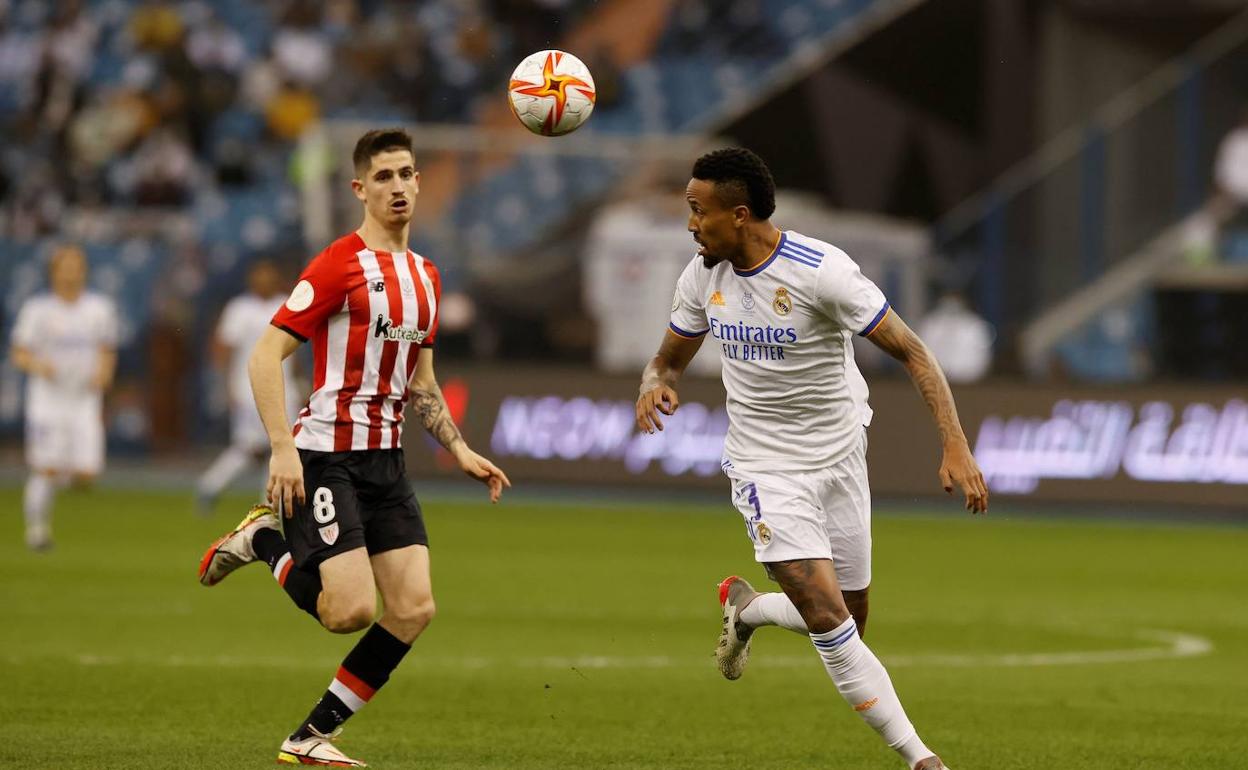 Oihan Sancet disputa un balón con Eder Militao en la Supercopa de España.