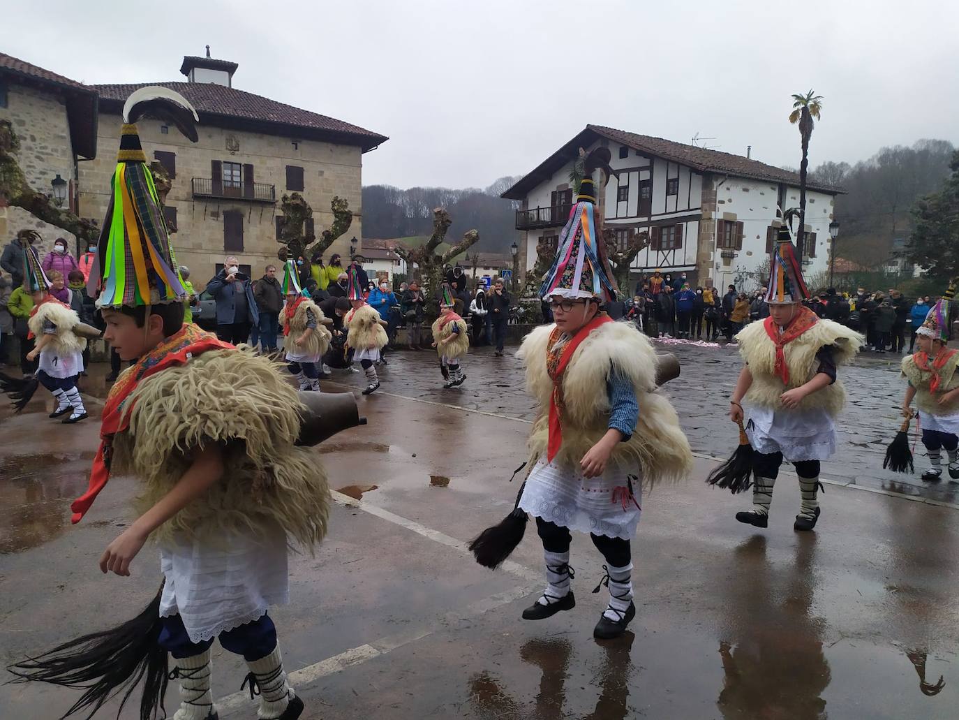 Fotos: Los joaldunak desfilan por Ituren y Zubieta