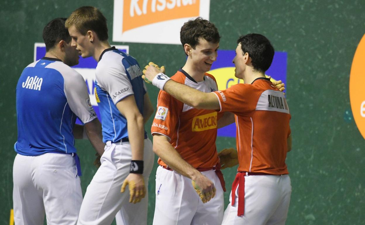 Martija y Altuna se abrazan el domingo en el Atano III tras su victoria, mientras Jaka y Mariezkurrena II lamentan la oportunidad perdida. 