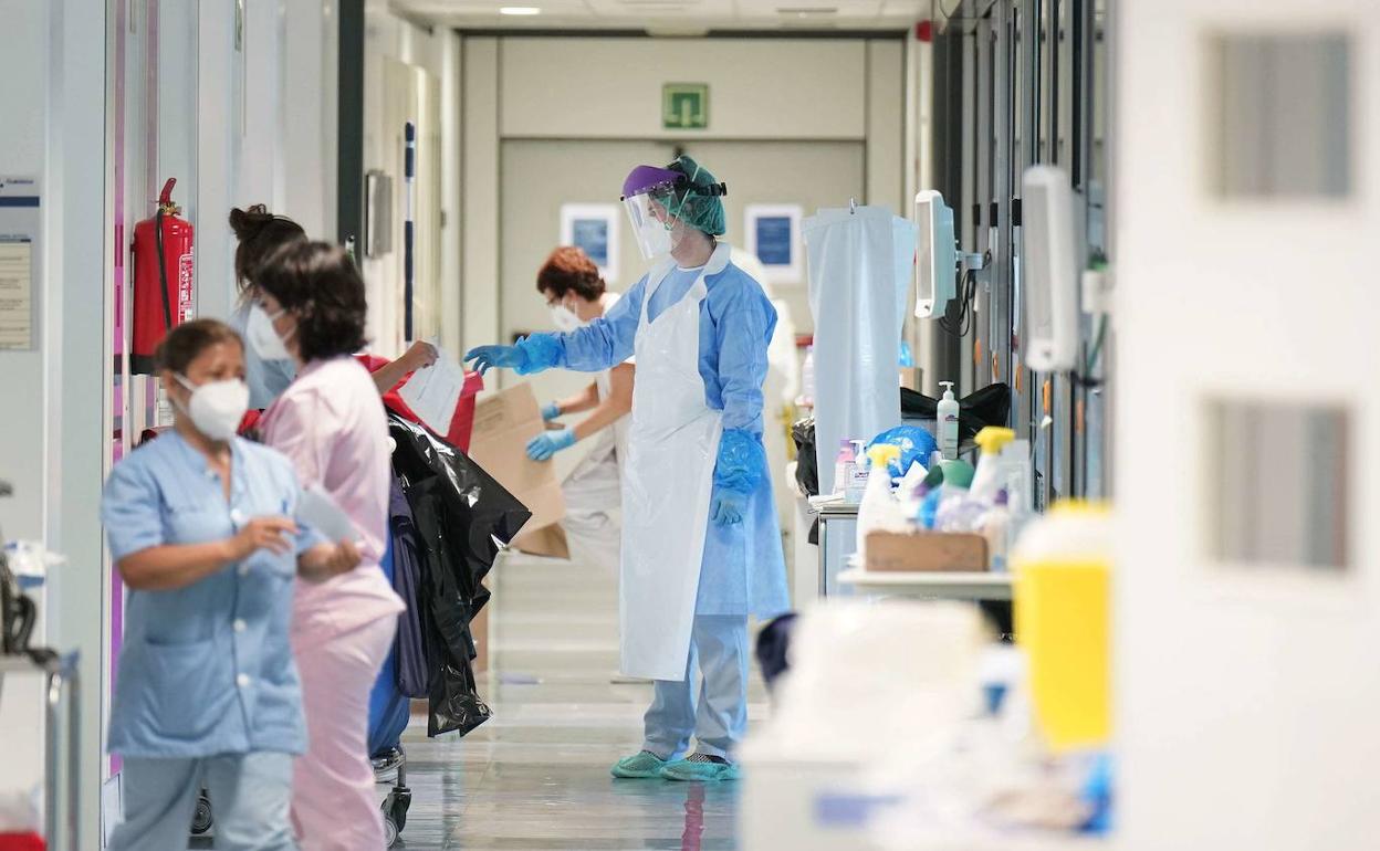 Personal sanitario, en la UCI del Hospital Donostia.