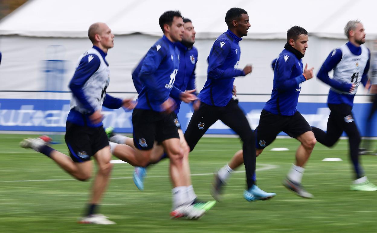 Real Sociedad: Martín Zubimendi, Aihen Muñoz y Rafael Alcántara vuelven al grupo para preparar los cuartos de Copa del Rey