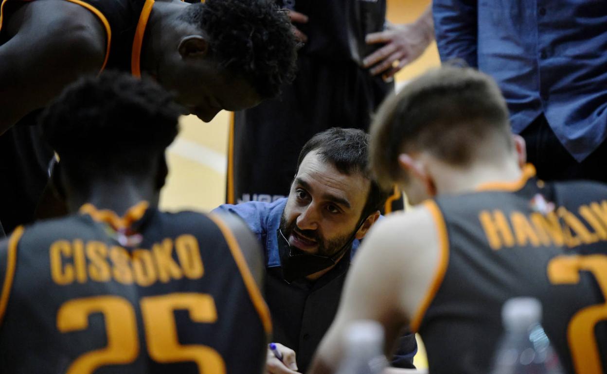 Iñaki Jiménez se dirige a sus jugadores durante un tiempo muerto.