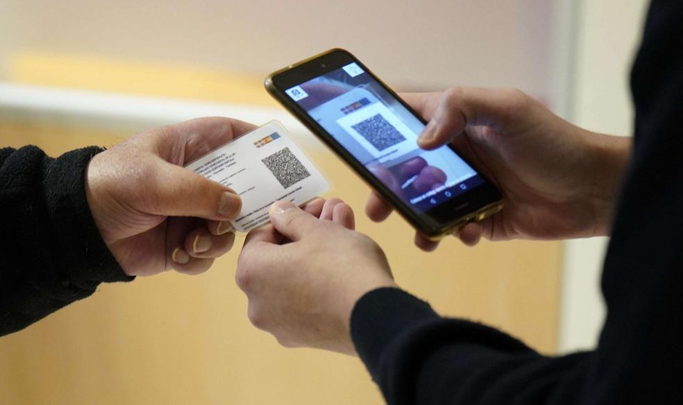 Obligatorio. El pase covid se pide a partir de hoy en grandes restaurantes y en ocio nocturno. 