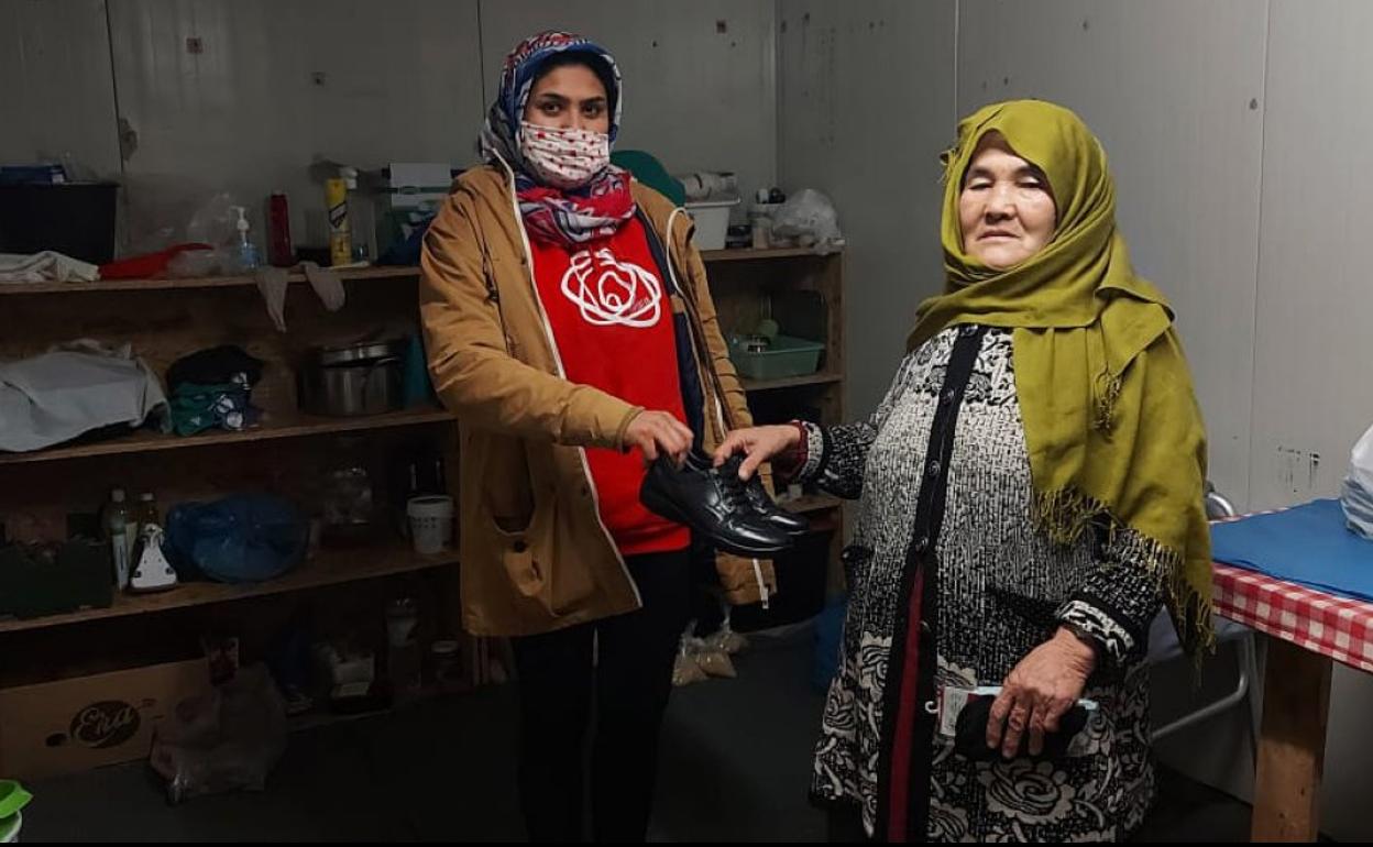 Los zapatos donados llegan a campos como Kara Tepe, en la isla de Lesbos.