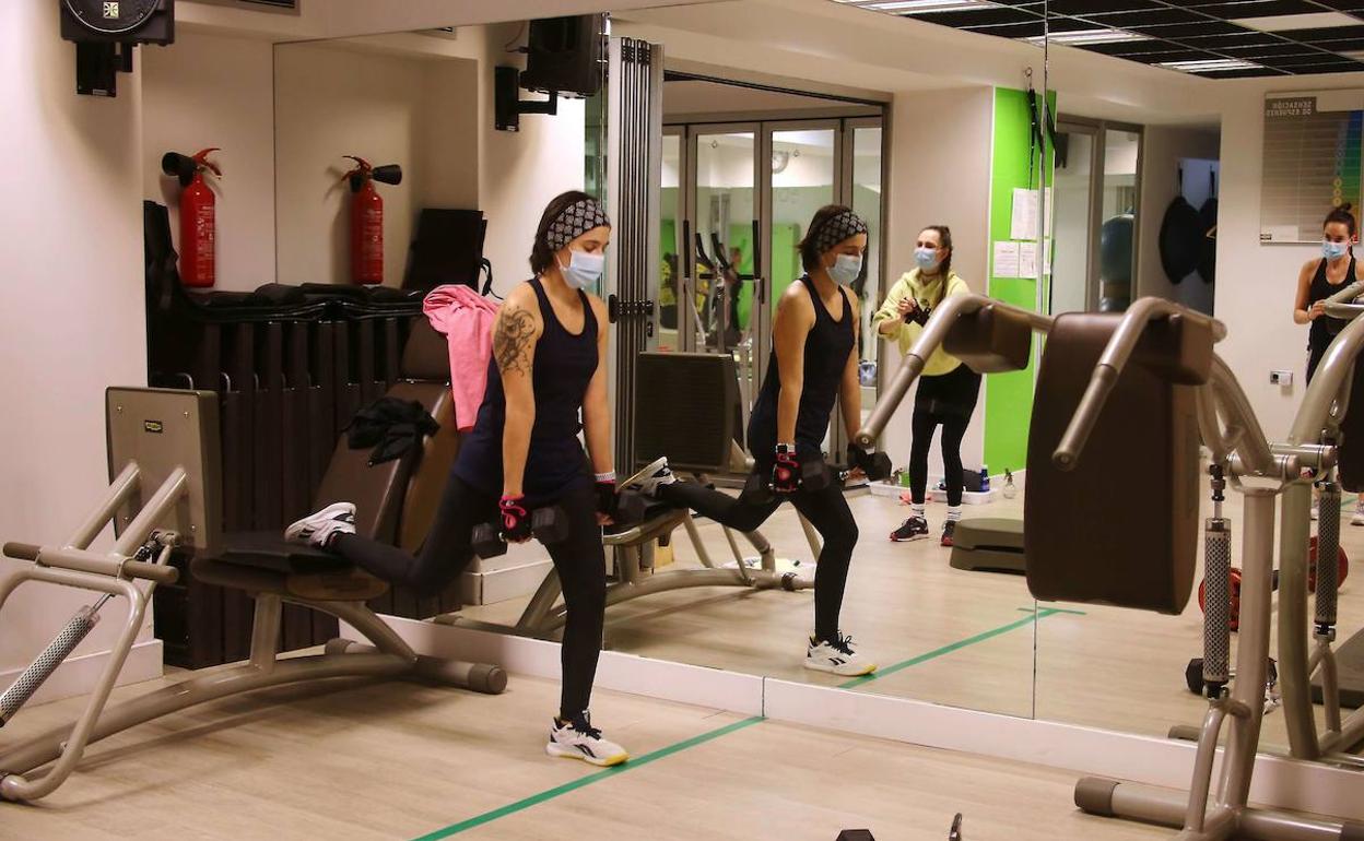 Dos jóvenes realizan ejercicios en el gimnasio Onbide. 