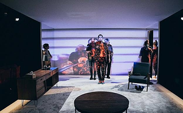 Imagen principal - 'La panadera' aborda una trama sobre un vídeo sexual viral. Alfonso Torregrosa. María Rivera en la obra 'Golfa'. 