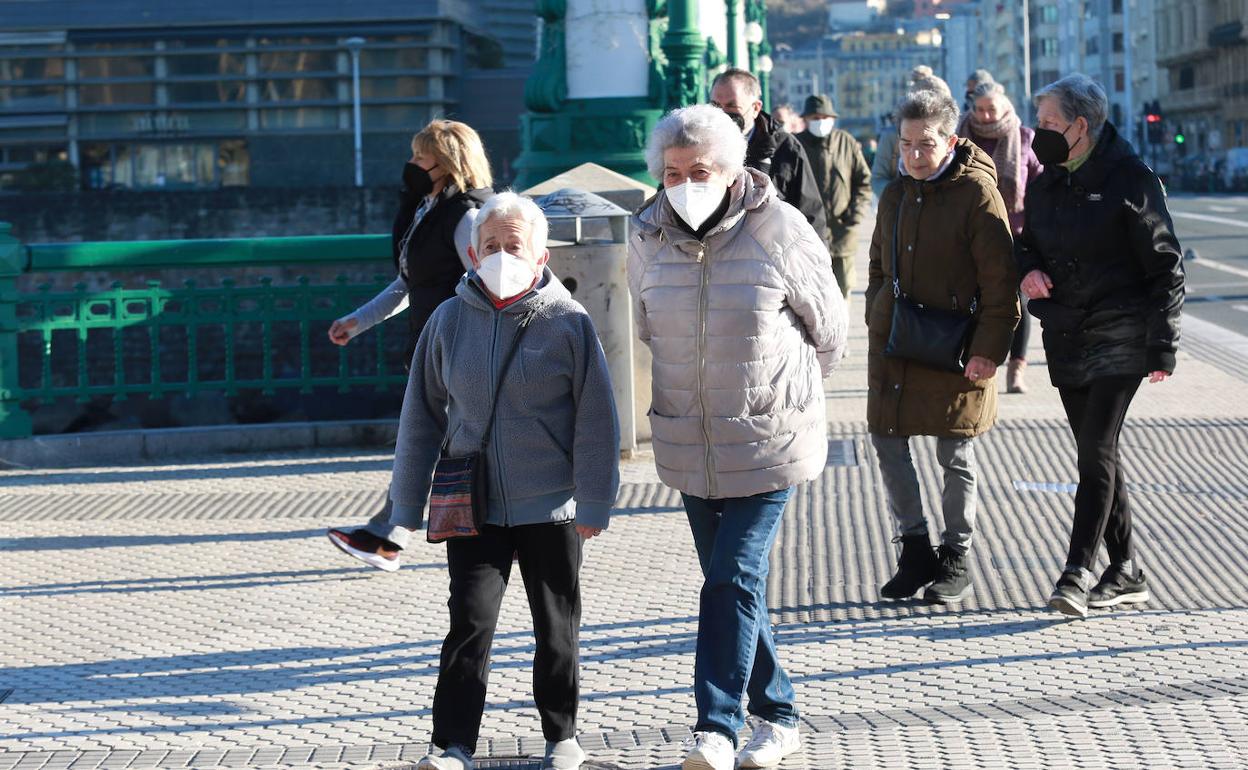 Personas con mascarilla por las calles de Donostia. 
