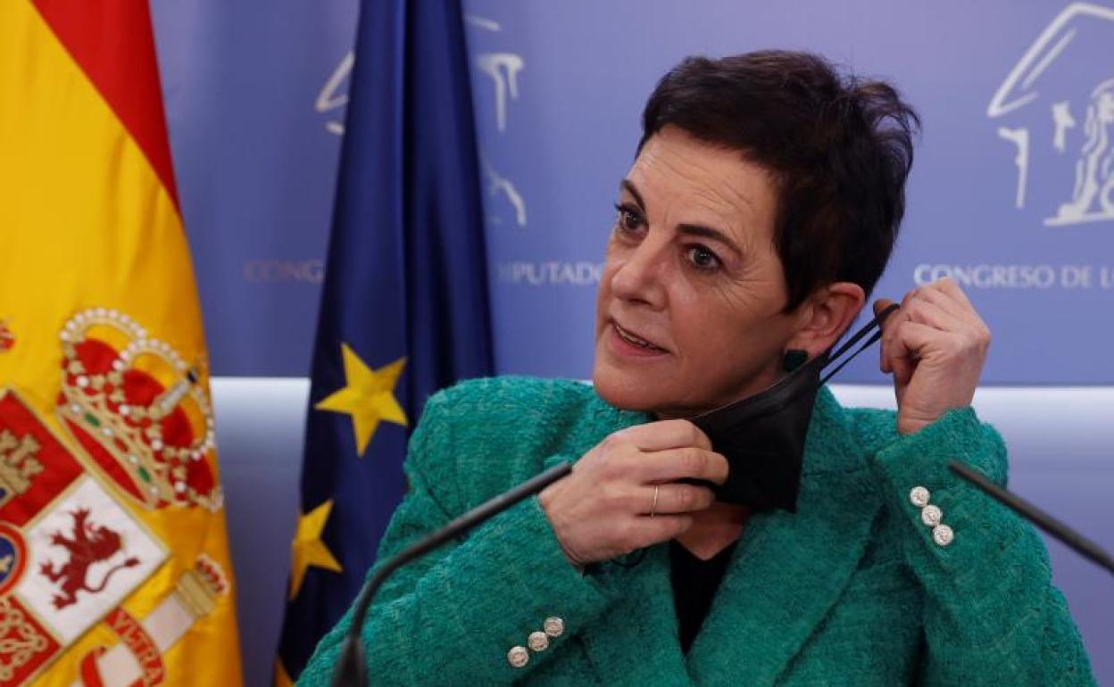 La portavoz de EH Bildu, Mertxe Aizpurua, durante la rueda de prensa tras la Junta de Portavoces del Congreso celebrada este martes.