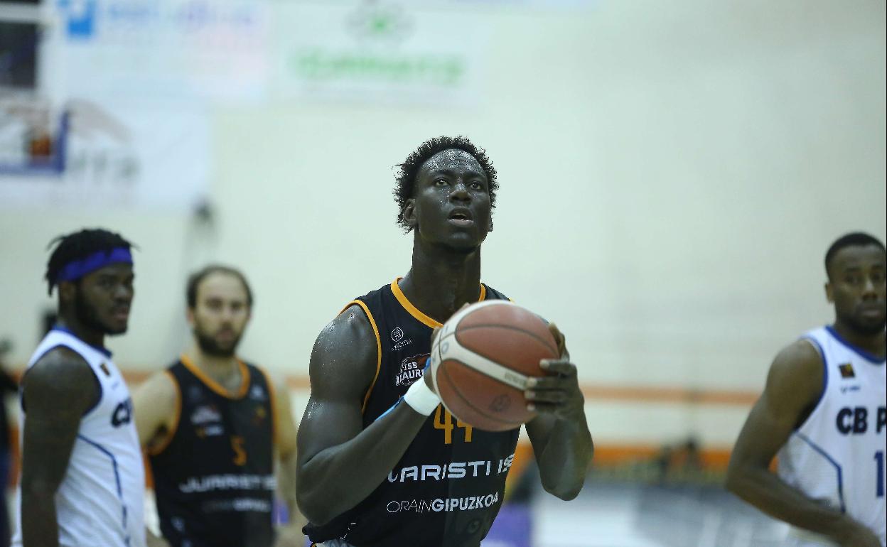 Abdou Thiam lanza un tiro libre en el partido ante el Prat. 