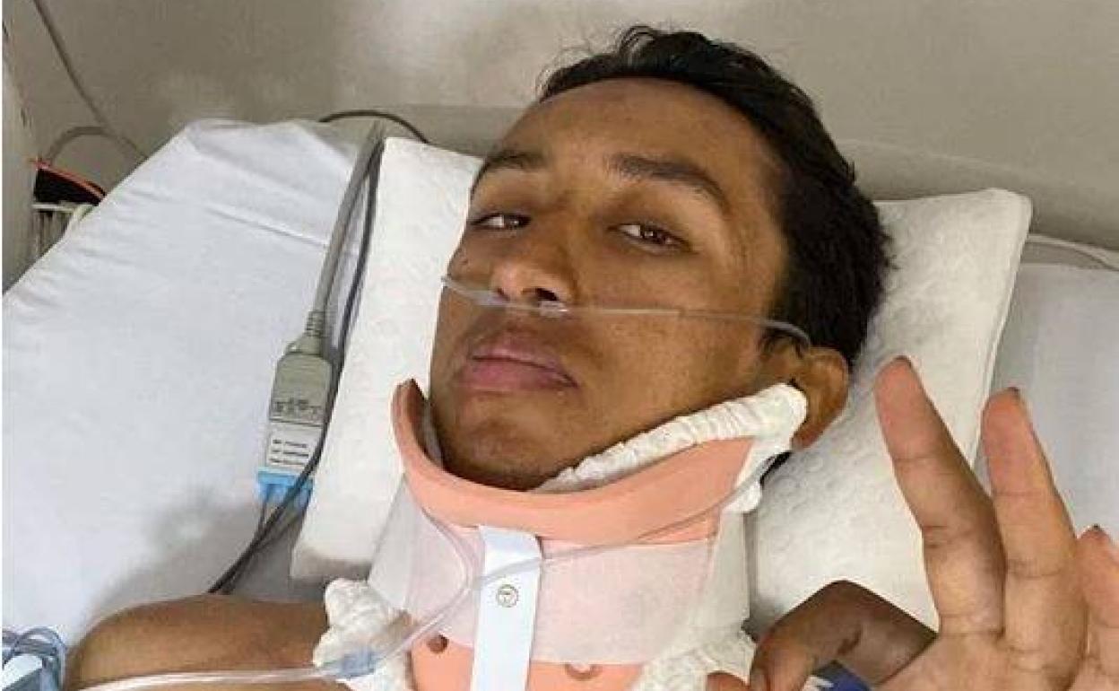 Egan Bernal, en la cama del hospital en el que se recuperar de sus lesiones.