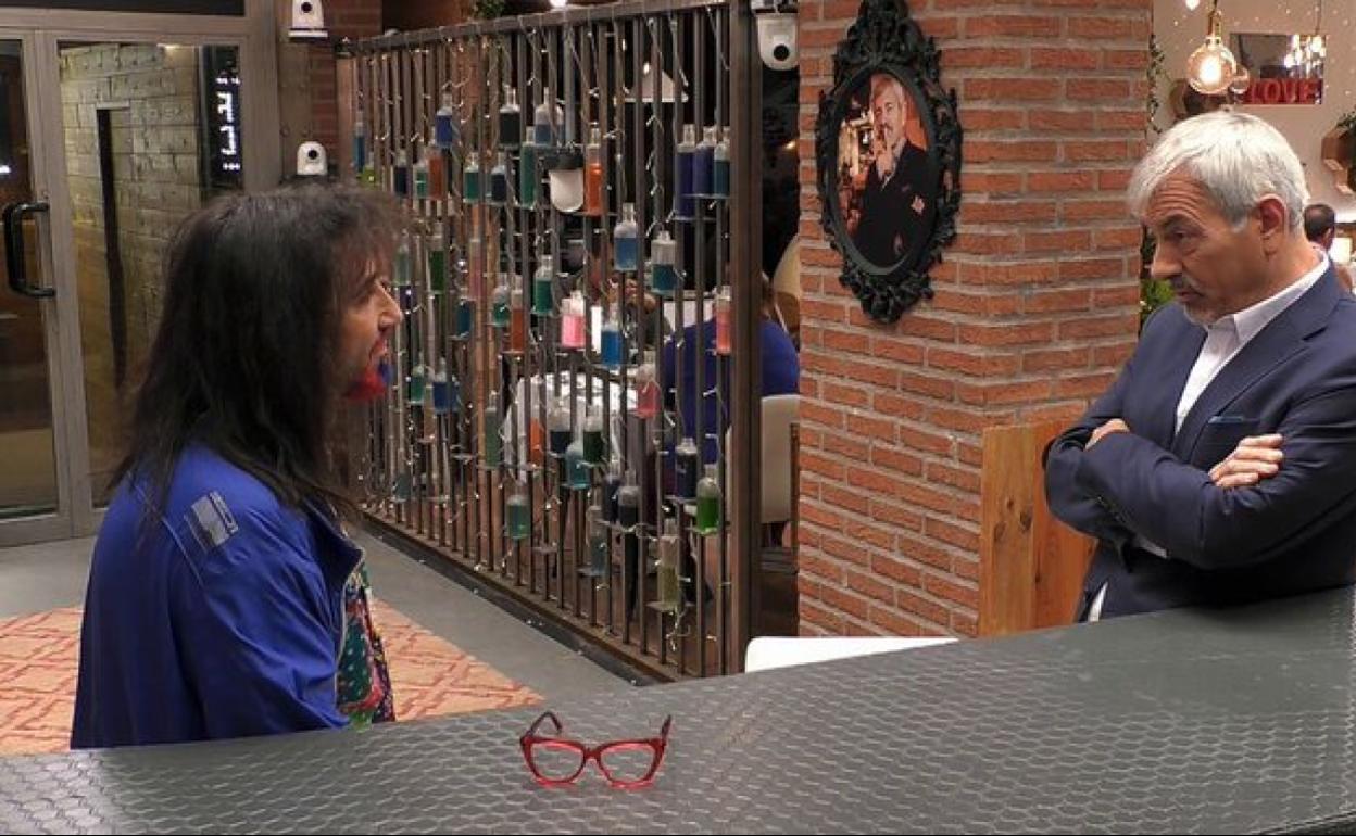Carlos Sobera, con el nuevo invitado en 'First Dates'.