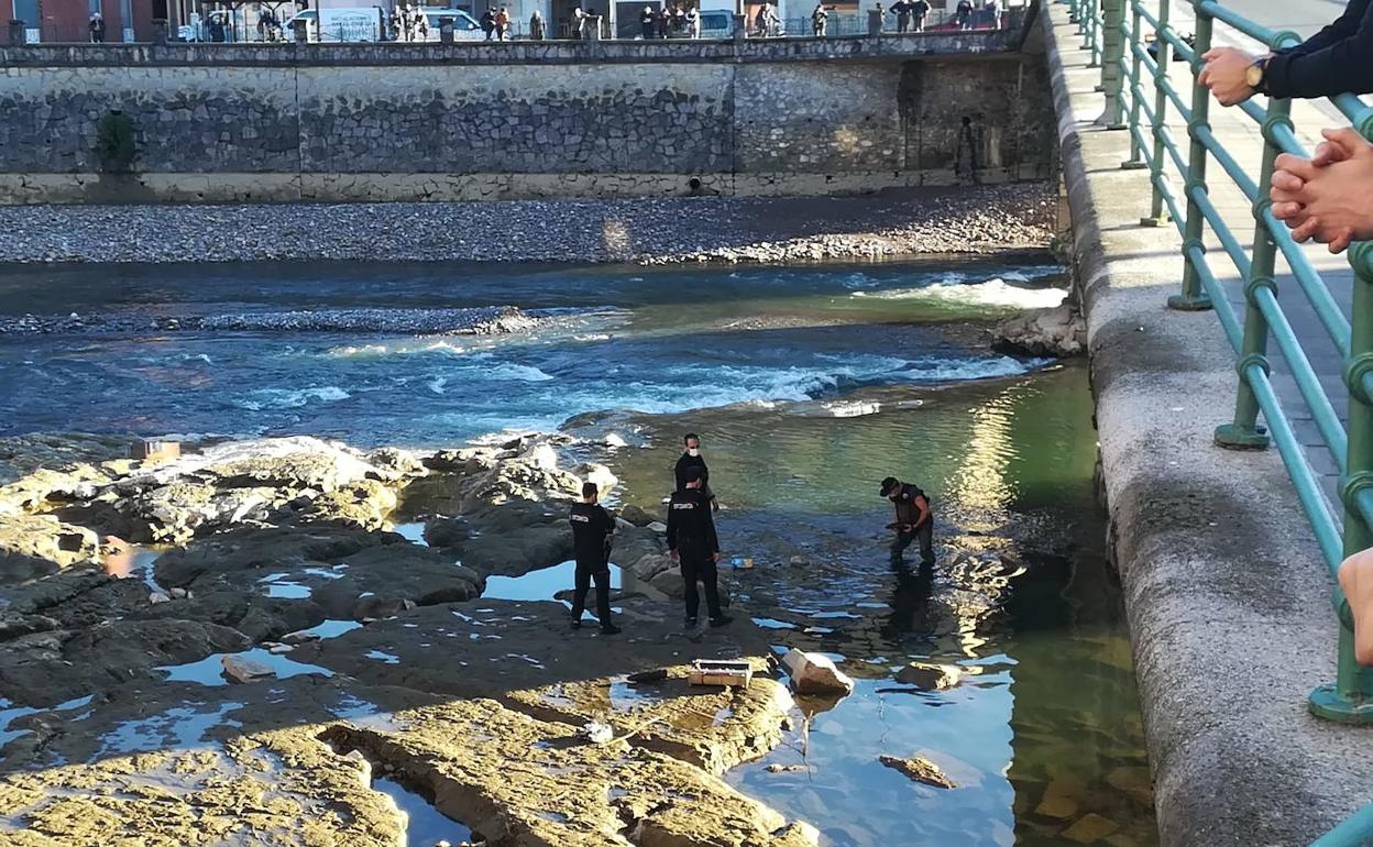 Agentes de la Ertzaintza inspeccionan el río Oria.