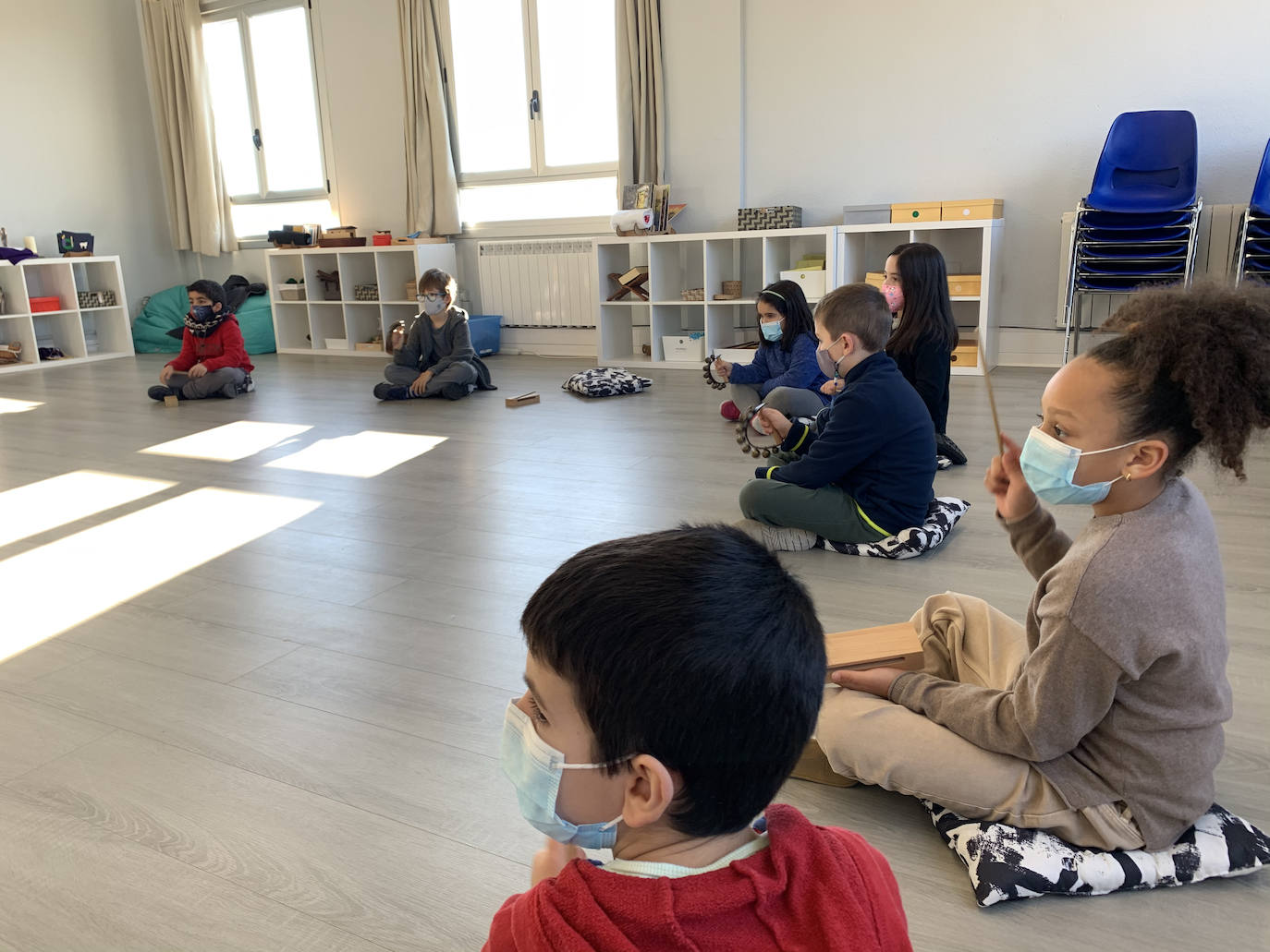 Los niños de Primero de Educación Primaria, con instrumentos musicales.