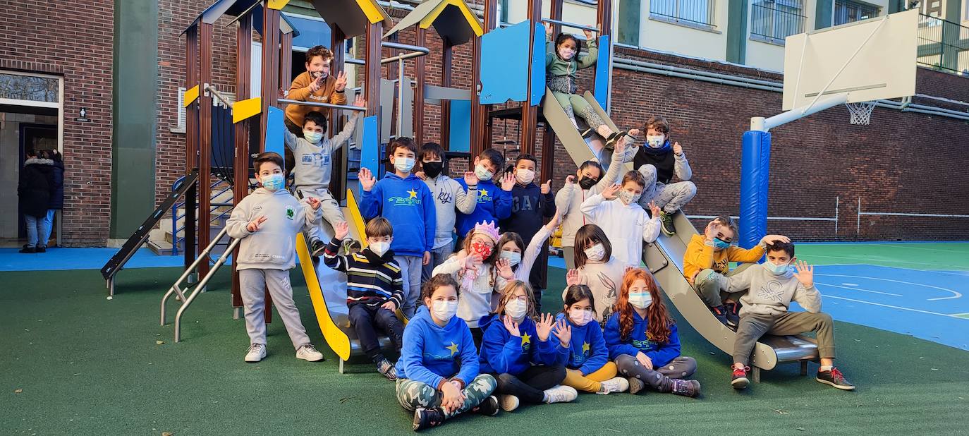 Los niños de Segundo de Educación Primaria, en el patio de abajo.