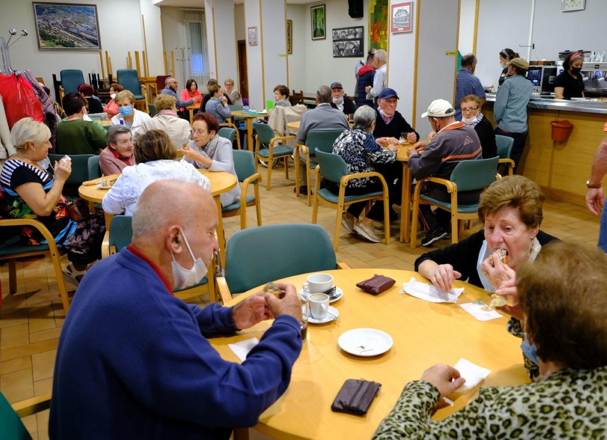 Mayores en el centro cívico El Salvador el pasado mes de octubre cuando el local volvió a abrir tras la pandemia.