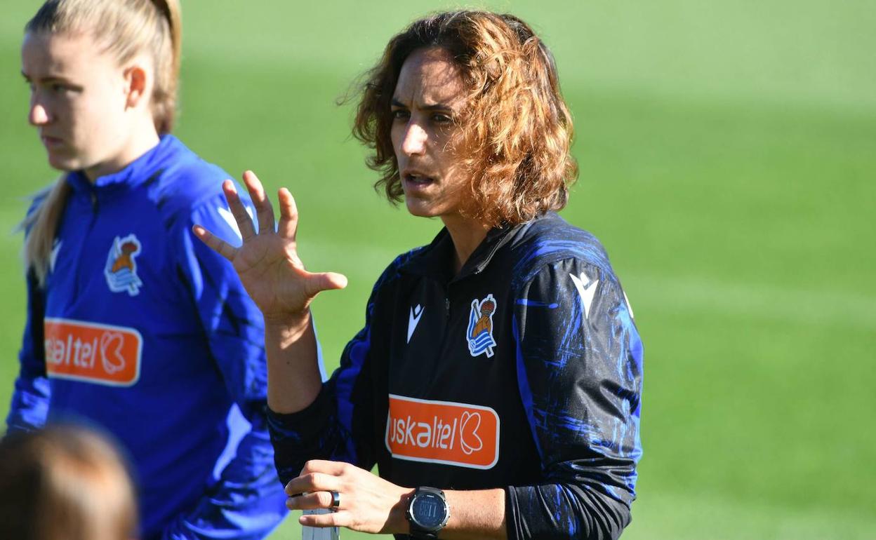 Natalia Arroyo hace un indicación durante un entrenamiento.