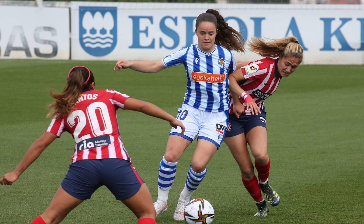 Nerea Eizagirre conduce el balón durante el partido ante el Atlético de Madrid