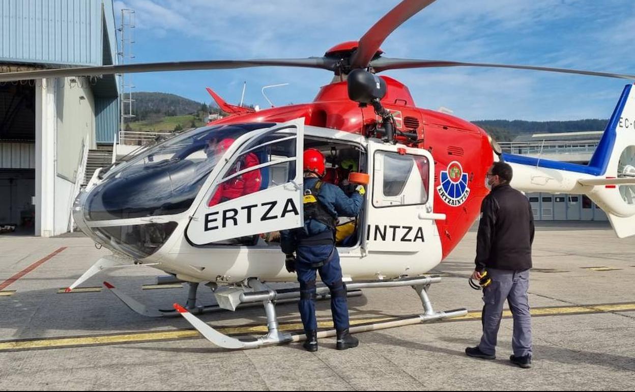 El helicóptero de rescate de la Ertzaintza