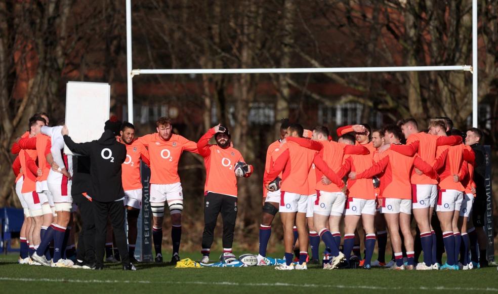 Los jugadores ingleses se entrenan en el campo de la Universidad de Edimburgo, ayer. 