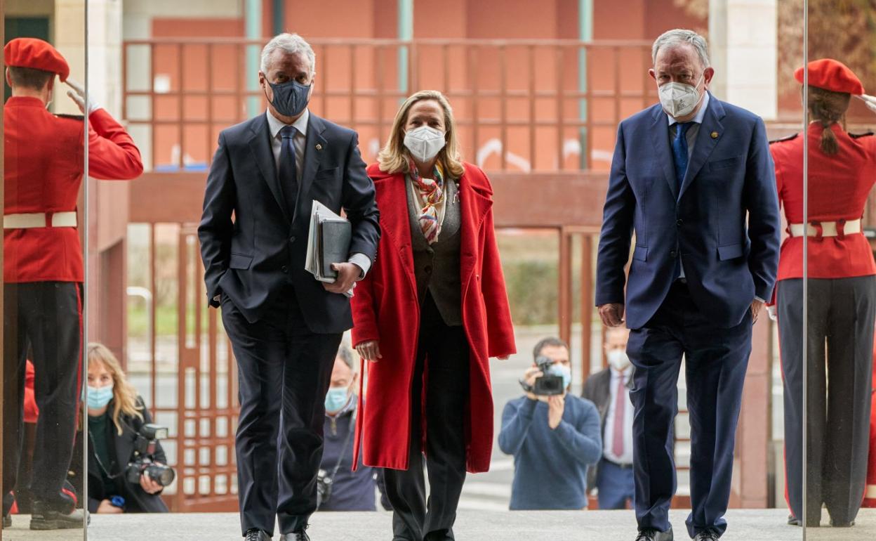 Iñigo Urkullu, Nadia Calviño y Pedro Azpiazu, ayer en Vitoria. 
