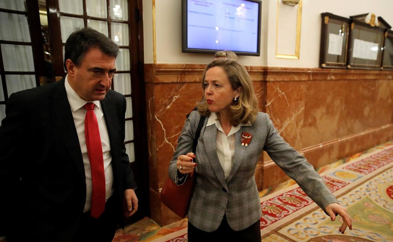 Aitor Esteban junto a Nadia Calviño en el Congreso
