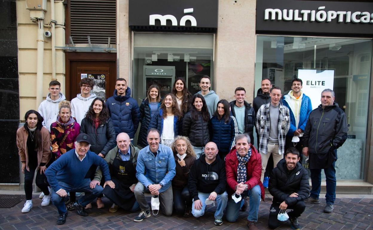 Atletas y miembros de la Gimnástica, en la comida de ayer. 