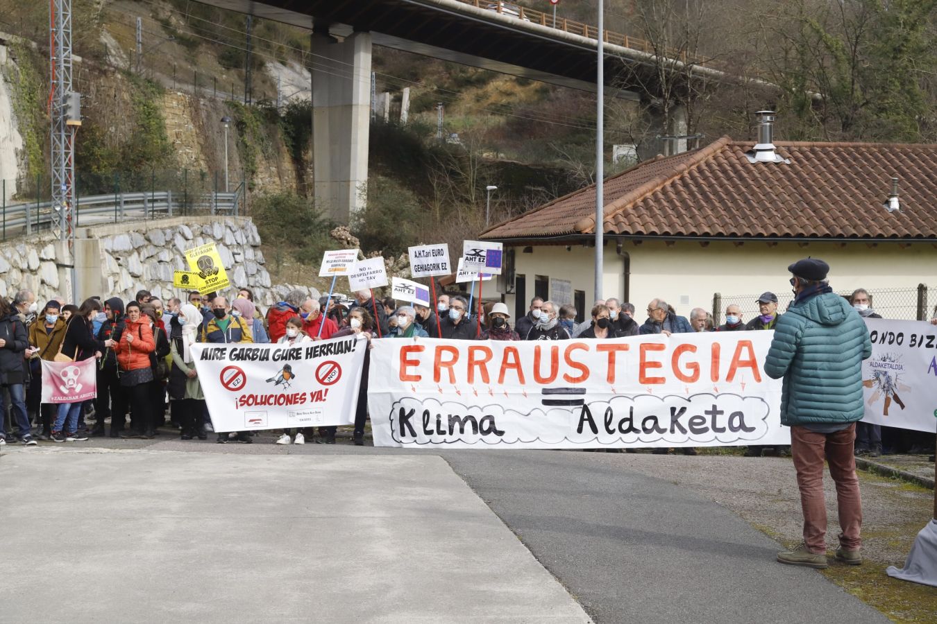 Fotos: Marcha de Ermua a Zaldibar en el segundo aniversario de la tragedia del vertedero