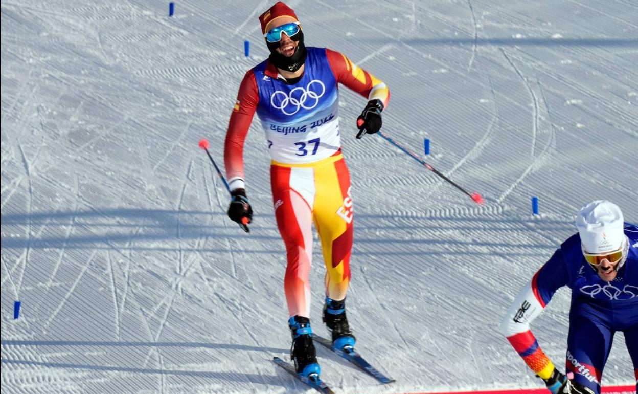 Imanol Rojo, con el dorsal 37, cruza la meta de la prueba de Skiathlon en los Juegos Olímpicos de Pekín 2022. 