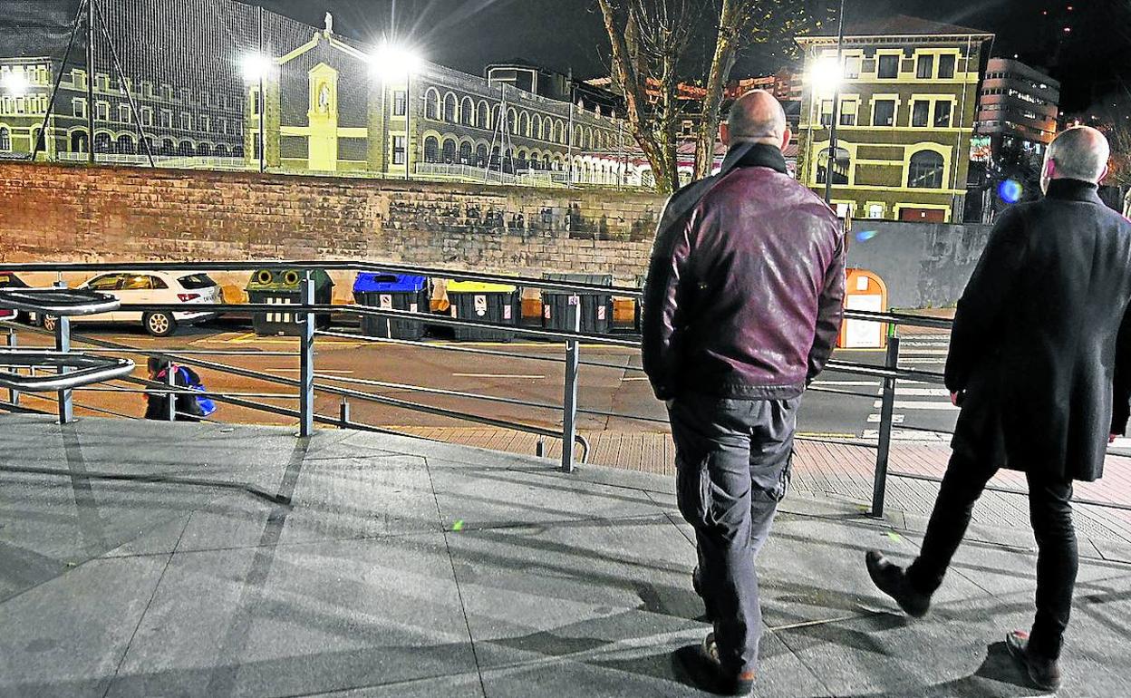 Dos antiguos alumnos del colegio Salesianos de Deusto que fueron víctimas de abusos, en el mayor caso de pederastia en la Iglesia vasca.