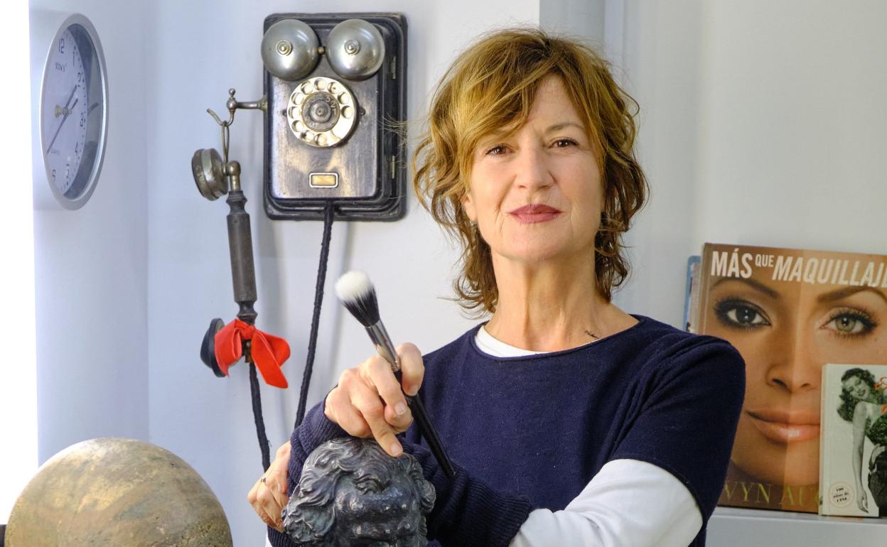 Karmele Soler, en su estudio de Donostia, con el Goya que ganó en 2012 y el Zinemira que recibió en 2015. 