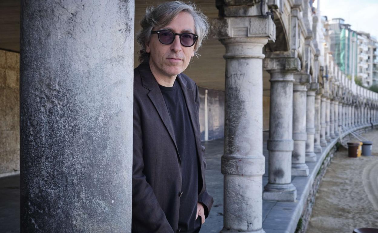 David Trueba, en La Concha, en una anterior visita a Donostia. Hoy habla en Ernest Lluch con las invitaciones ya agotadas. 