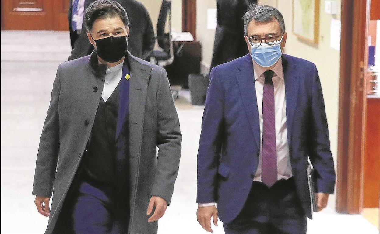 Aitor Esteban y Gabriel Rufián, en los pasillos del Congreso de los Diputados en noviembre de 2020.. 